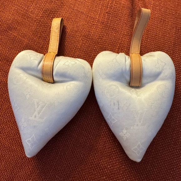 Louis Vuitton Heart-Shaped Shoe Inserts Keepers Charms LV Silk - Picture 4 of 7